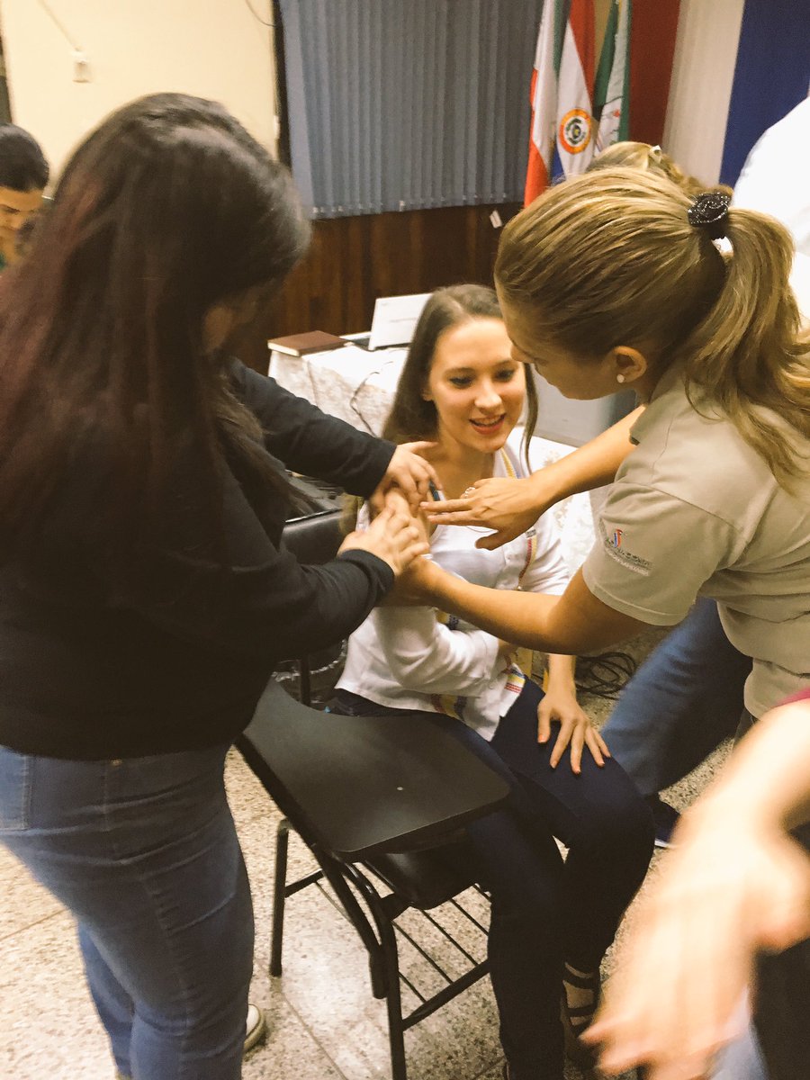 uni_sociem's tweet photo. Estas son imágenes del taller "Aprendé a vacunar", proyecto realizado por la Dirección de Educación Médica #ifmsapy https://t.co/APspcukFPE