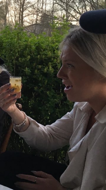 elsaolausson's tweet photo. Nelly och Elsa bjuder på drinkar/shots, mativas reaktion: https://t.co/UpD116E6Kg
