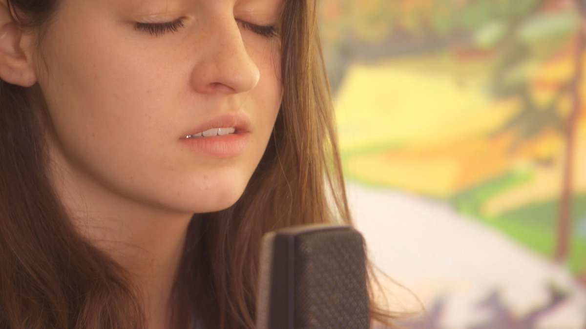 .@LouAdrianeCass  nous interprète la célèbre chanson « Mommy Daddy » &gt;&gt; lafab.tv/1ZmWBbo