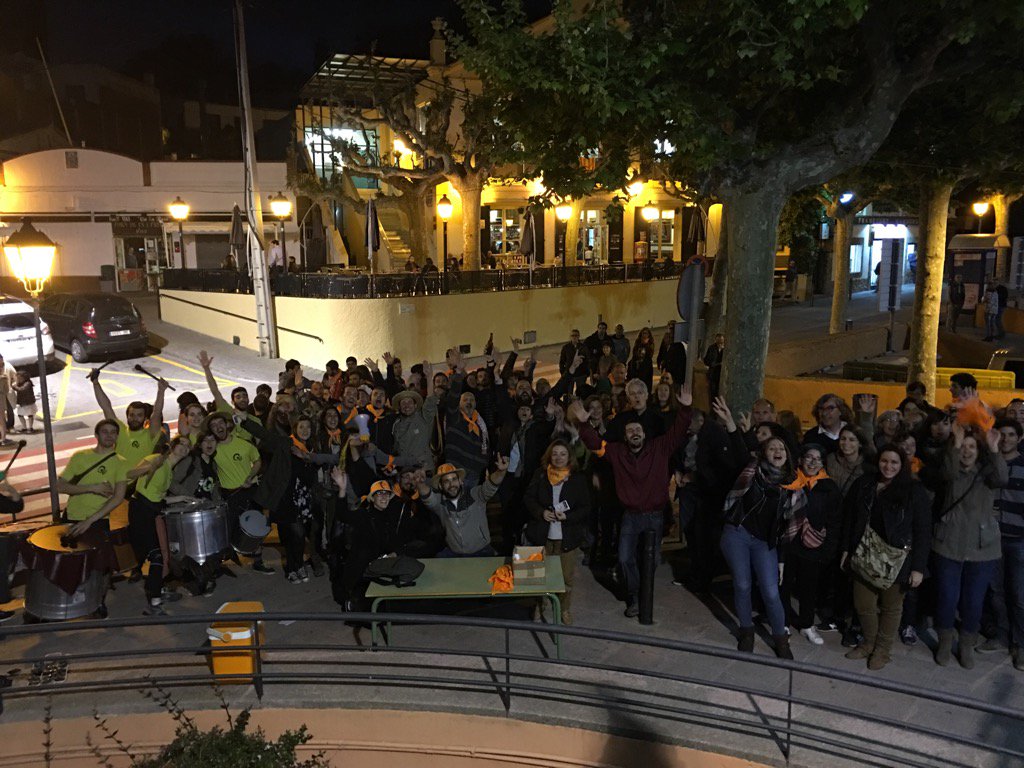 Amb tota la colla de #dBarNBar i la batucada de <a href="/QuilombOfficial/">QuilomboPercussió</a> Comencem! #Cabrils #FMStaCreu16