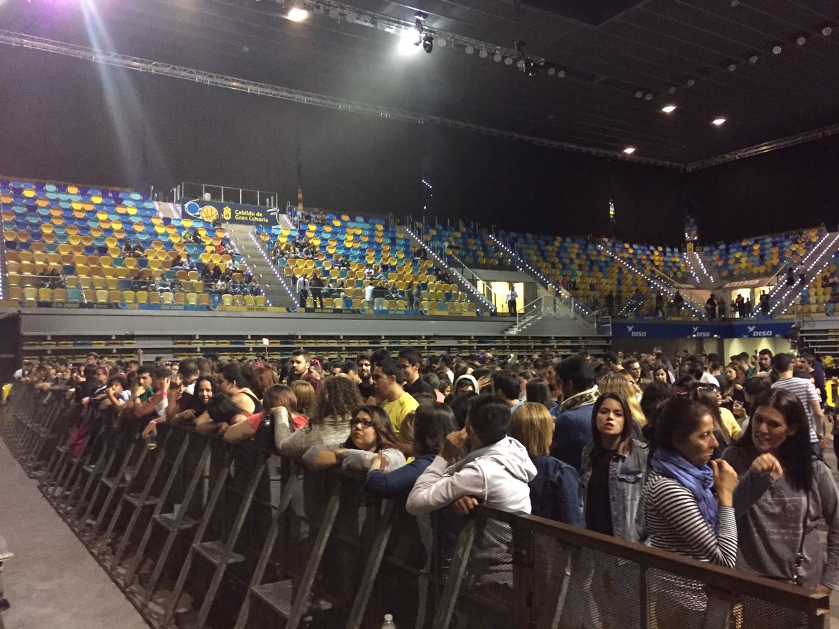 momaproduc's tweet photo. La pista central del Gran Canaria Arena recibe al público de @estopaoficial https://t.co/Udp49xECkO