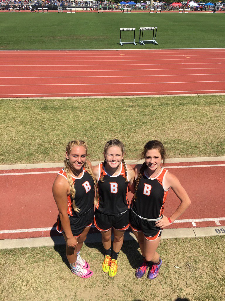 AnitaVandiver's tweet photo. @BrooksTrack  BHS Pole Vaulters https://t.co/tgJlkWrvoa
