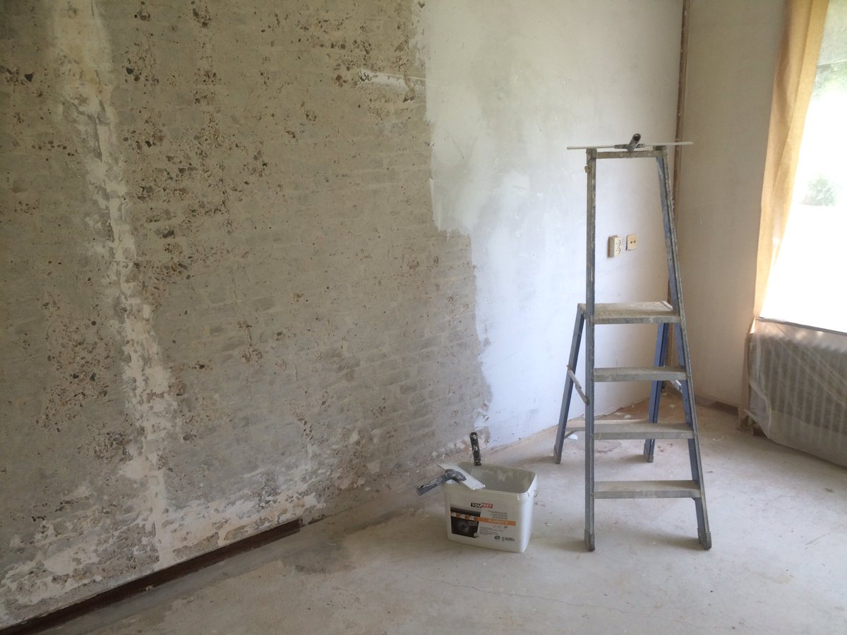 De lijmresten van de steenstrips verwijderd met de Festool Saneringsfrees. De wand behandeld met Toupret Planeo G.👍🏻