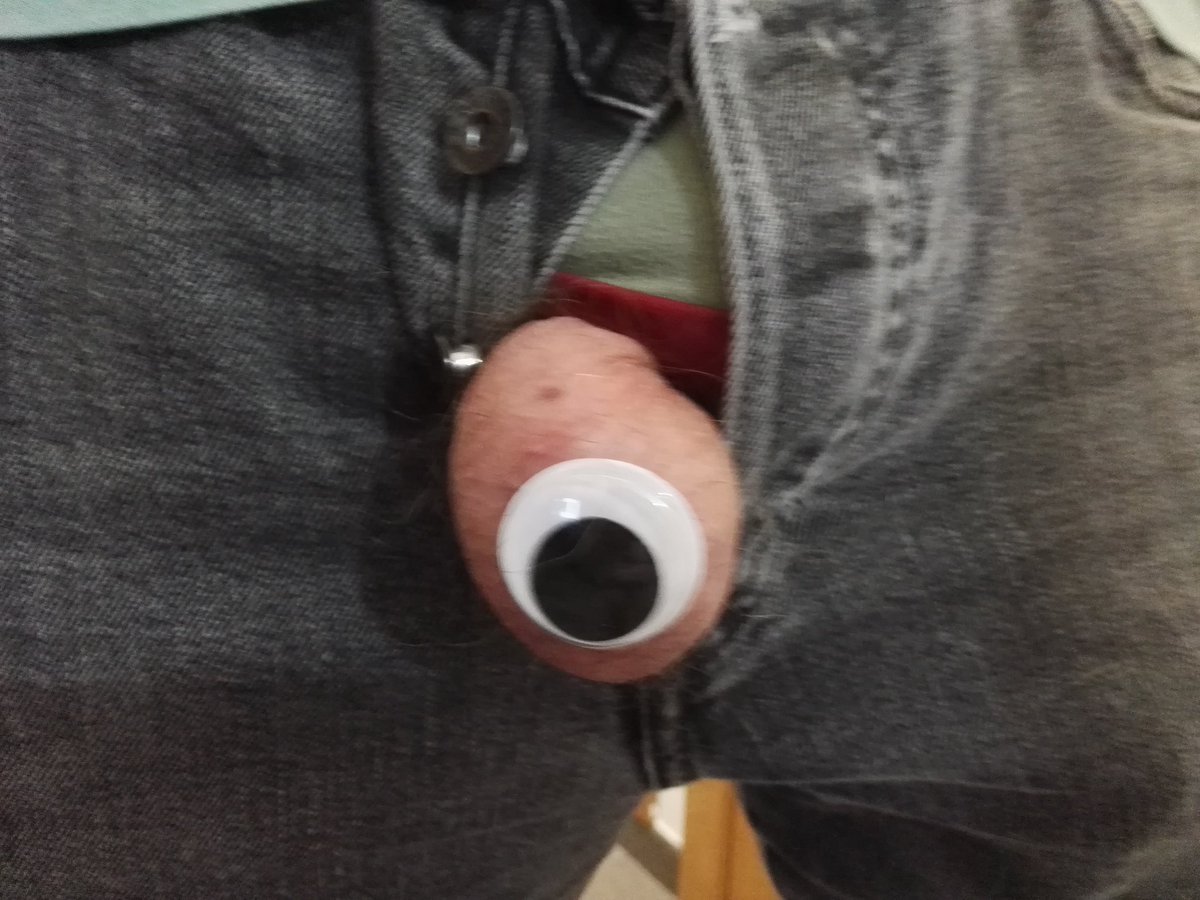 Hoy he conocido al primo estrábico de Saurom. El ojo que todo lo ve (de lado)