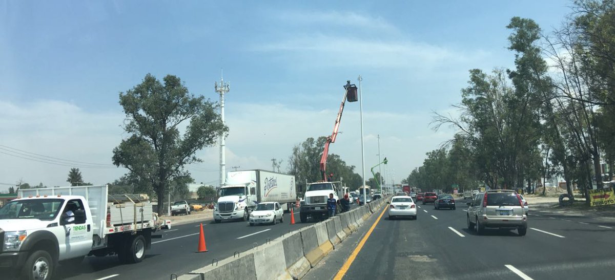 Trafico_ZMG's tweet image. Carga vehicular intensa en Periférico a partir de Mariano Otero hacia Guadalupe, debido a instalación de luminarias