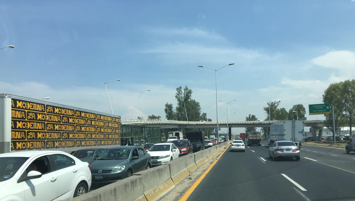 Trafico_ZMG's tweet image. Carga vehicular intensa en Periférico a partir de Mariano Otero hacia Guadalupe, debido a instalación de luminarias