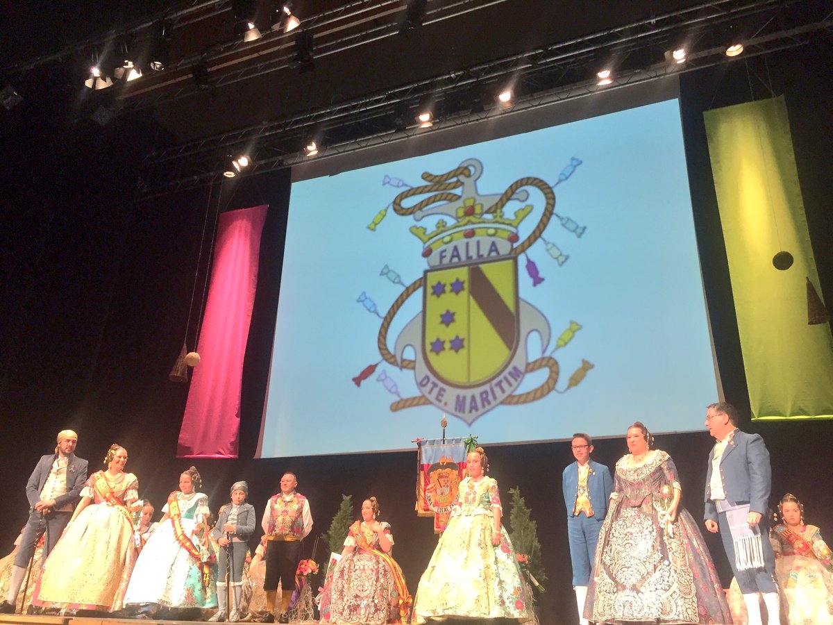 FallaBaixLaMar's tweet photo. La Falla Baix La Mar s'acomiada d'Alejandra i Marina #FFMMDénia2016
 #FallesDénia #Falles #Fallas https://t.co/euSaUhP54t