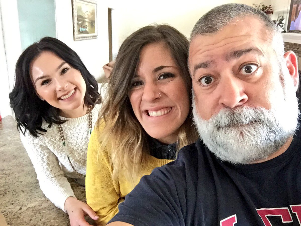 padillafl's tweet photo. Look who I found! #reunited #LeeGrad #ChelsBells #ProupPop https://t.co/mfhDhLIvD3