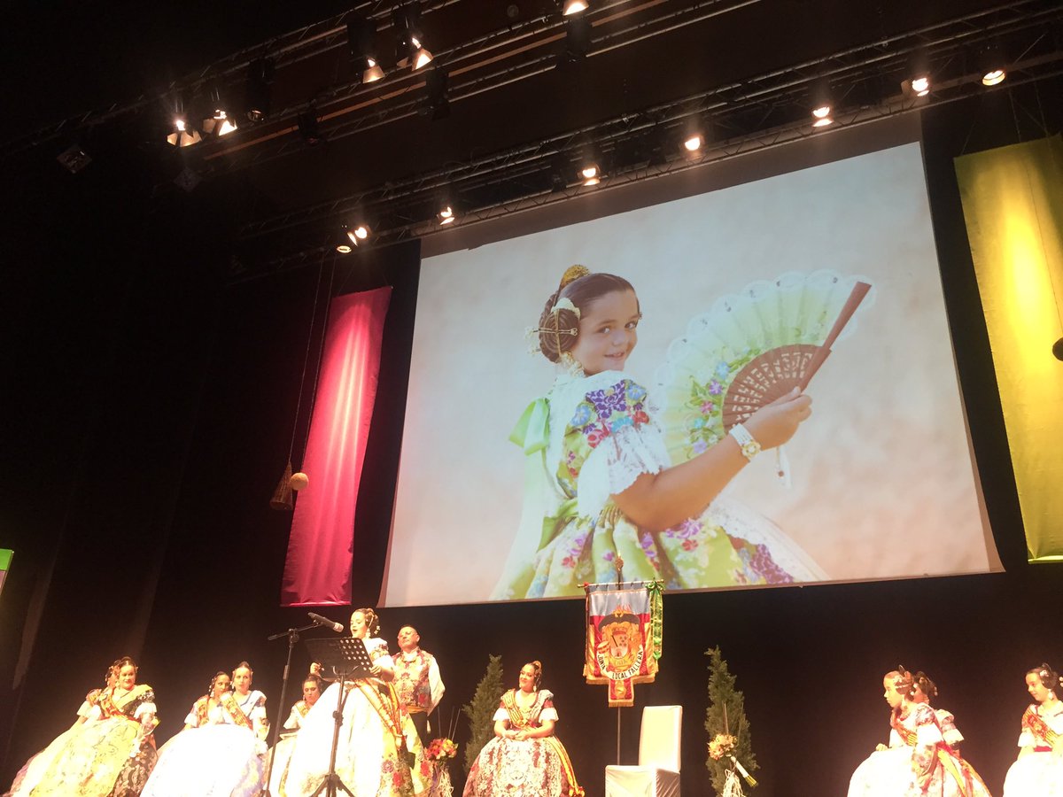 FallaBaixLaMar's tweet photo. Alejandra s'acomiada del seu regnat com a Fallera Major Infantil de #Dénia 2016. Hissem més veles que mai! https://t.co/mVFZN7n32i