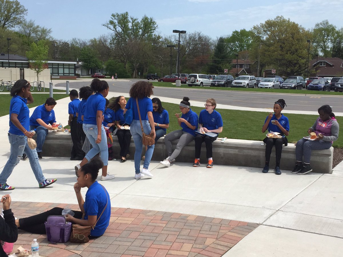 FalconPrince161's tweet photo. Beautiful day for outdoor lunch after the Choral Festival. @ParkerJrHigh @SuptDoster @MrsEMusic #chorus https://t.co/rjqcZzs9bL