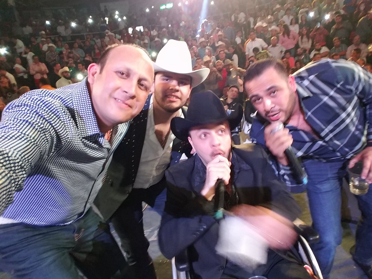 flacoelizalde's tweet photo. Muy feliz de ver el recibimiento que le dio el publico en el palenque de hermosillo a mi hermano Joel elizalde https://t.co/9XuyFYI6Vu