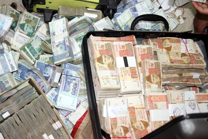 Ubaid ur Rehman Awan on Twitter: "Money which recovered from the home of Provisional Secretary finance #Balochistan. #Pakistan #Corruption https://t.co/VbRbrRKTk9" / Twitter