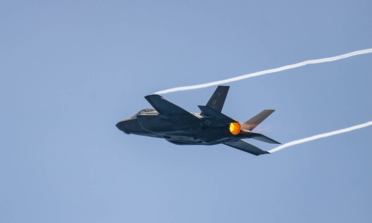 PringPhotograph's tweet photo. F-35 Lightning II tearing up the skies over Fort Lauderdale!

#FLLairshow #F35HF #mtpringphotography https://t.co/Vu9ZYlShkL