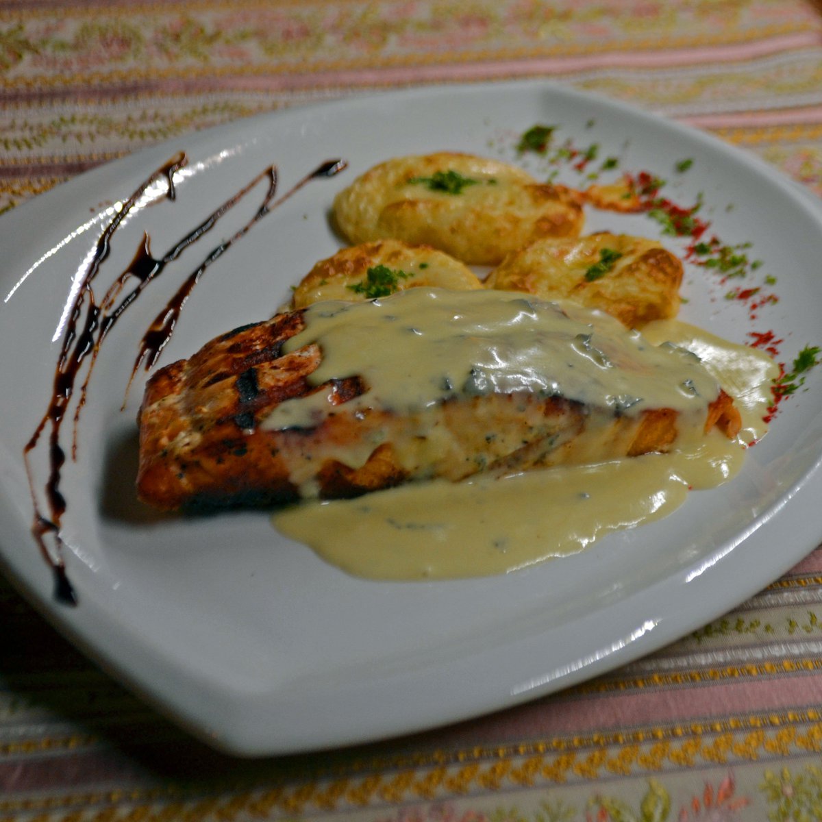 VictorinoPy's tweet photo. Segundo Set con Salmón en Salsa de Queso Azul y de Papas Duquesas le sugiere el Chef #VictorinoPy Reservas 612612 https://t.co/L8RbdmGrjb