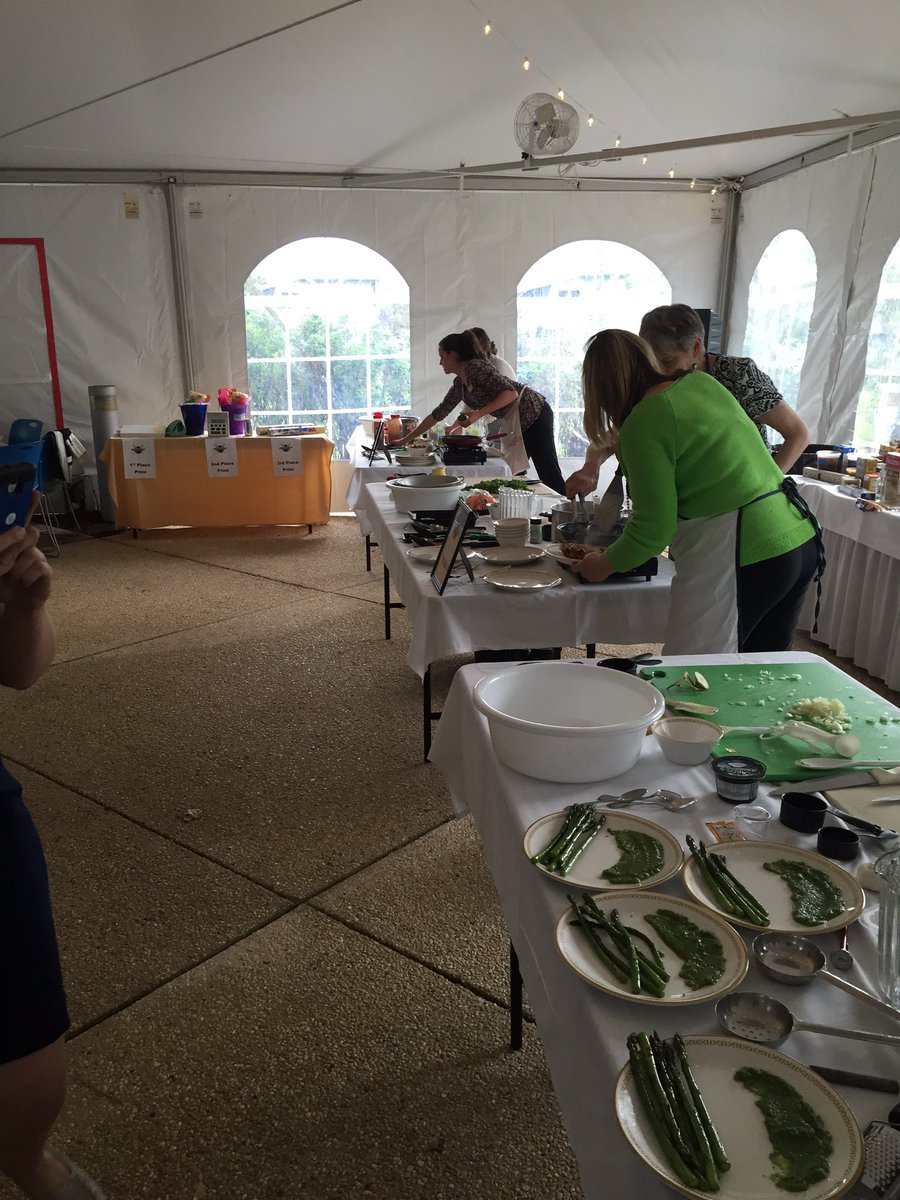 jasonbrownRD's tweet photo. @DeDietitians enjoying a lil #ironchef challenge #mc by chef @Hari_Cameron of #muse in #rehoboth #netDE #healthyfood https://t.co/zWyJe7dwLJ