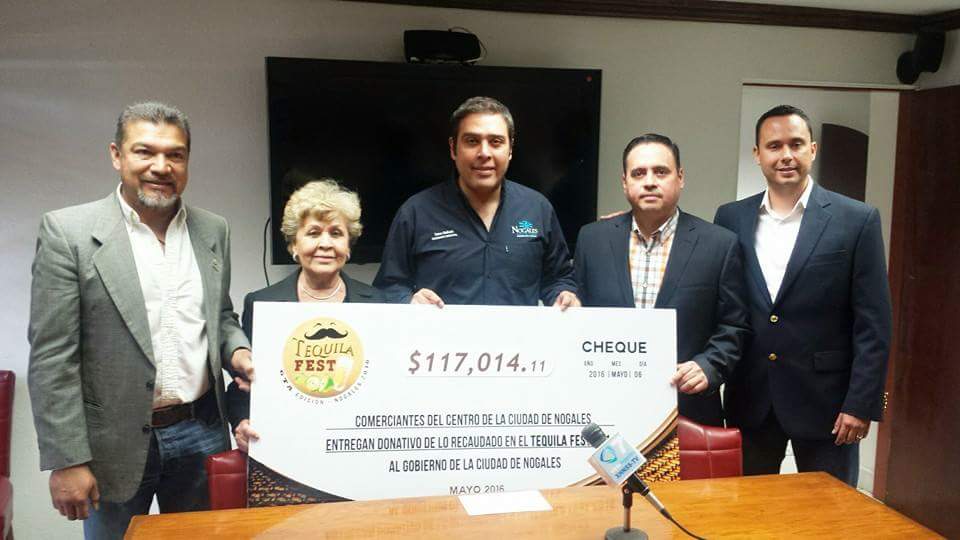 KarinaGalindoD's tweet photo. Recibe @TemoGalindo donativo d comerciantes del centro d Nog la cantidad d 117mil pesos recaudado en Tequila Fest https://t.co/JwSNmSL58f