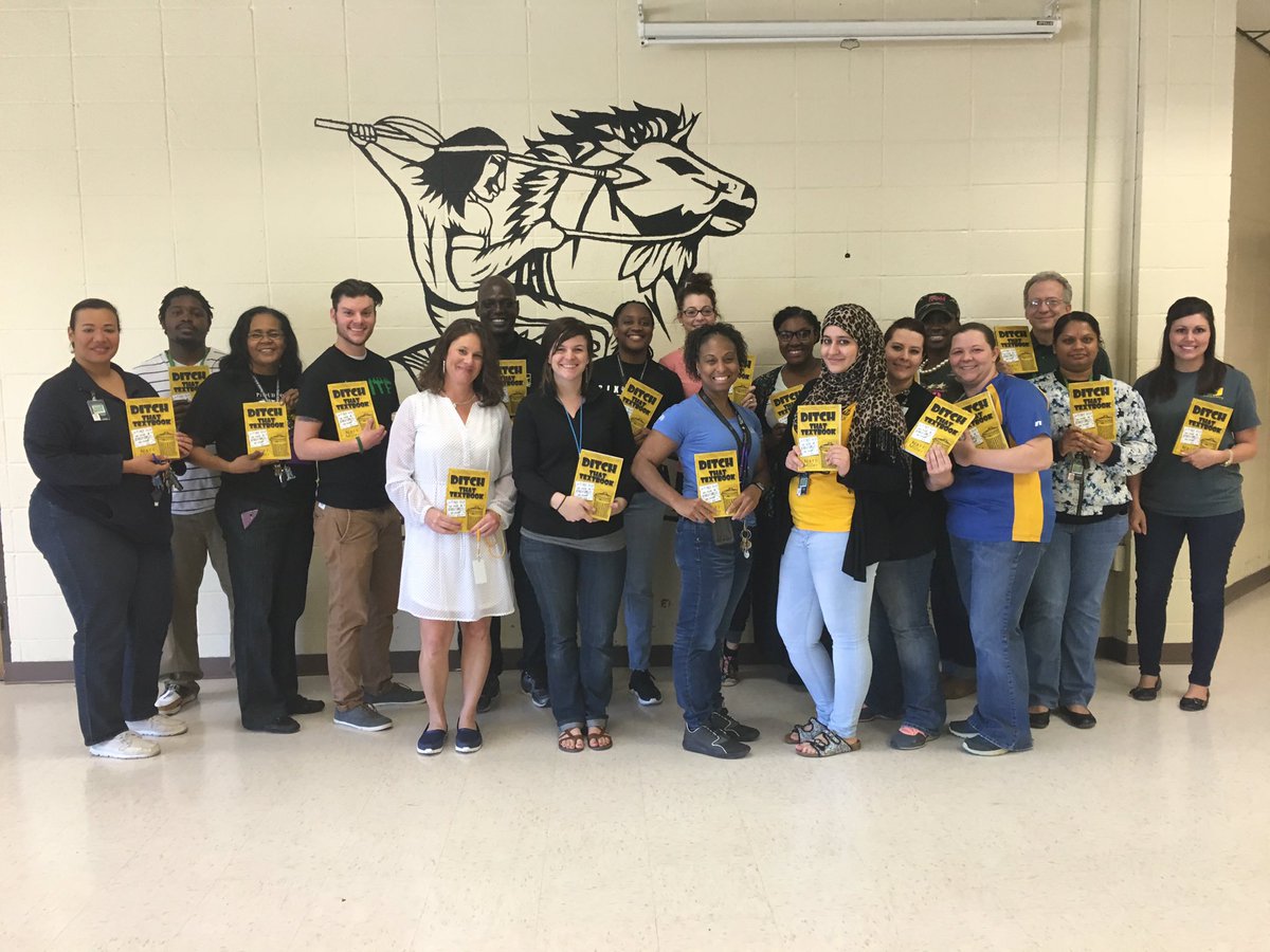 unkel_jesse's tweet photo. @jmattmiller W-M new teachers were so excited to get their #DitchBook today! They're equipped to #ditchclass! ππ https://t.co/MqnIAoyl7Q