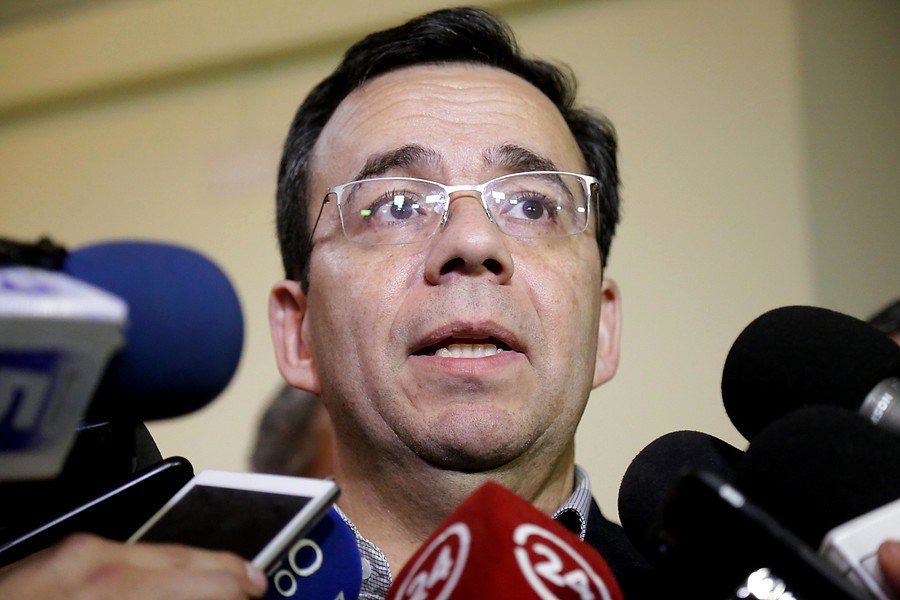 biobio's tweet image. AHORA: Confirman que ministro Céspedes no viajará con Bachelet a Europa y seguirá vigilando la crisis en Los Lagos.