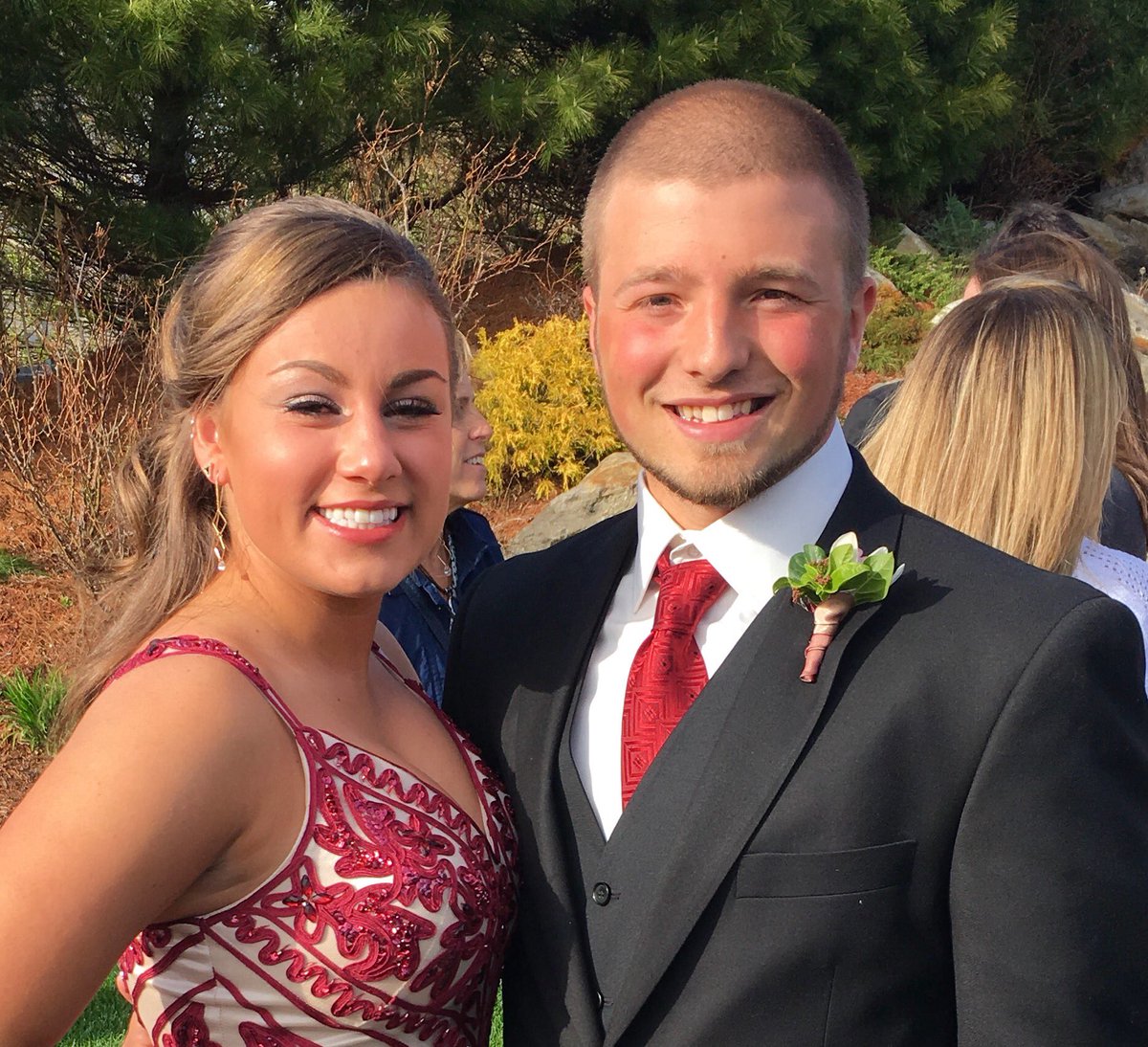 PeggyArend's tweet photo. And they're off to Sac's senior prom ❤️ #havefun #besafe #youcleanupnice https://t.co/Bx5lD9bvVX