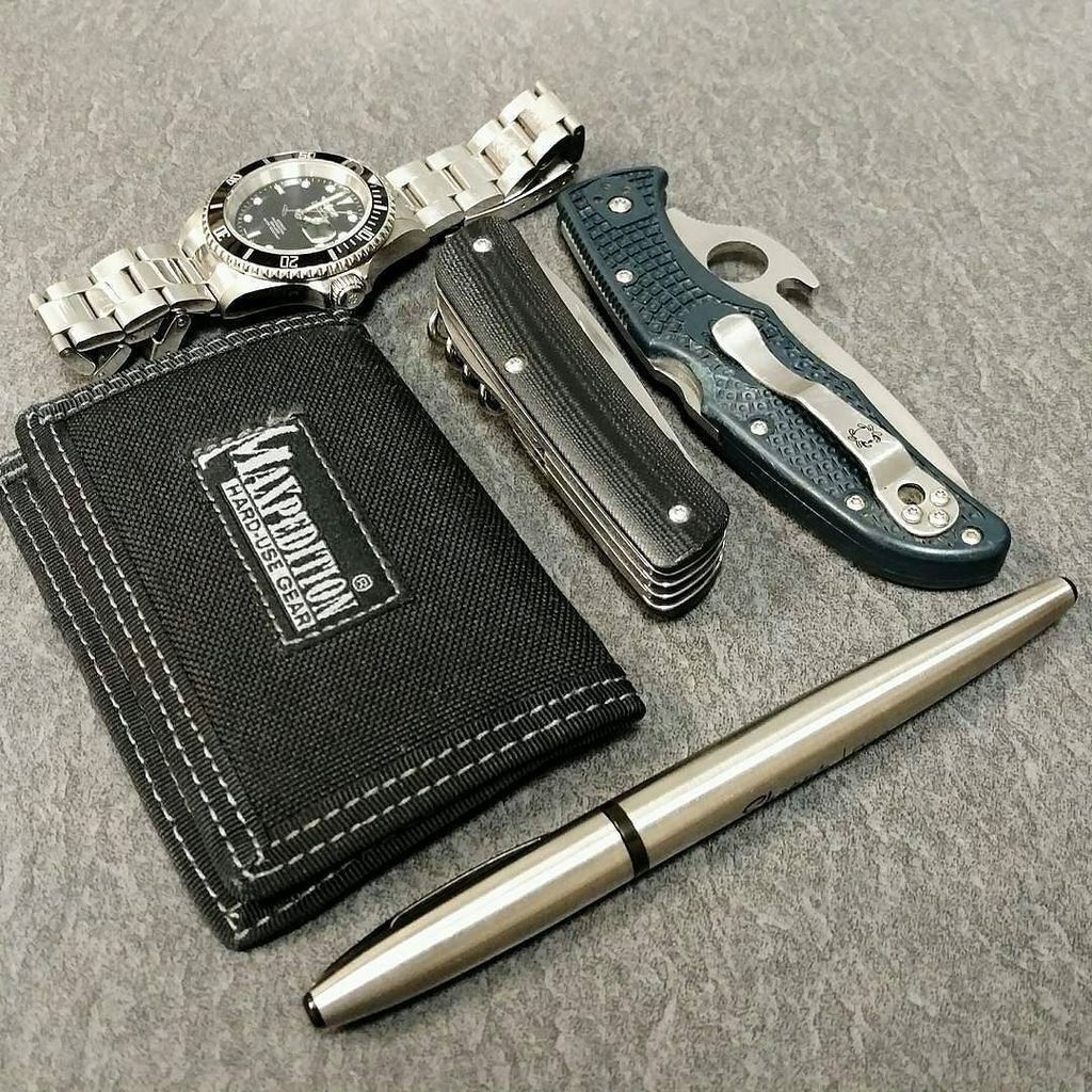 EnvyWatches's tweet image. From @renoutside -  EDC Pocket dump.

#spyderco #boker #maxpeditionmicro  #invicta
#edc #e… bit.ly/1VN9CNo