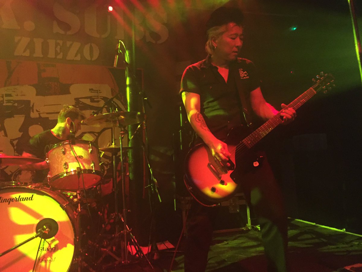westcountrybird's tweet photo. @Jetthirteen & Jamie of @UKSubs @FleeceBristol tonight. #ziezo #iliveinacar #stranglehold #bornarockerdiearocker https://t.co/5Dg0itW7Um
