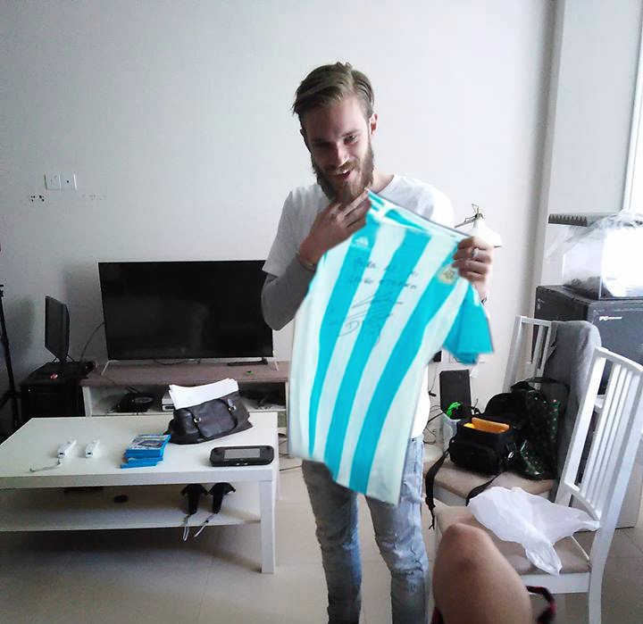 FafaNetwork's tweet photo. #PewDiePieEnArgentina 
Con la remera más linda firmada por el más grande Diego Maradona! 
⚽⚽⚽ https://t.co/XCOTgKqJu6