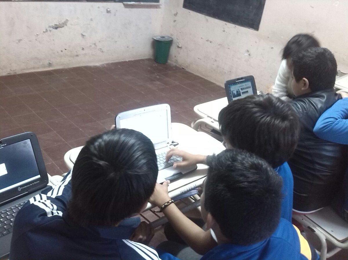 Dilosa14's tweet photo. Taller de Movie Maker en escuela Num 327. @jplichtmajer @tictucuman https://t.co/o1Y4yysE8Y
