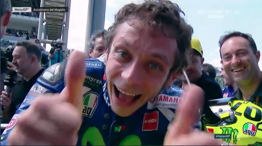 La marea gialla sta godendo! <a href="/ValeYellow46/">Valentino Rossi</a> saluta tutti i suoi tifosi dopo la straordinaria Pole allo #SkyMugello!