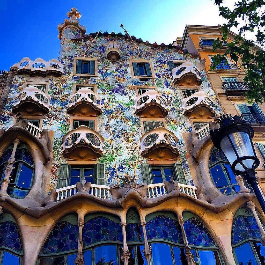ClaritaMoralesL's tweet photo. #Casabatlló #gaudí #colors #voyages #breathtaking #footprints #paisajes #adventures #earth #travelforever #amazingp… https://t.co/JQskQnAuOQ