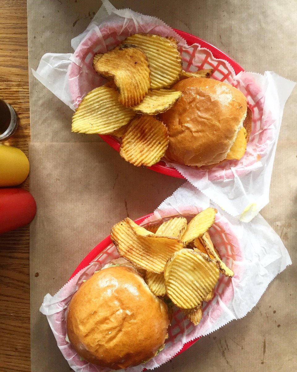 CheesyMagazine's tweet photo. Nouvelle adresse @DinerBedford au 56 rue de Lancry 🍔 #burger #miam https://t.co/qe9smOVRJC