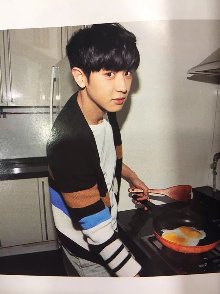 instiz's tweet photo. 거대미 뽐내는 엑소 찬열 비비 7월호 화보.jpg https://t.co/97sig0jAhe https://t.co/BC3LsWZI8q