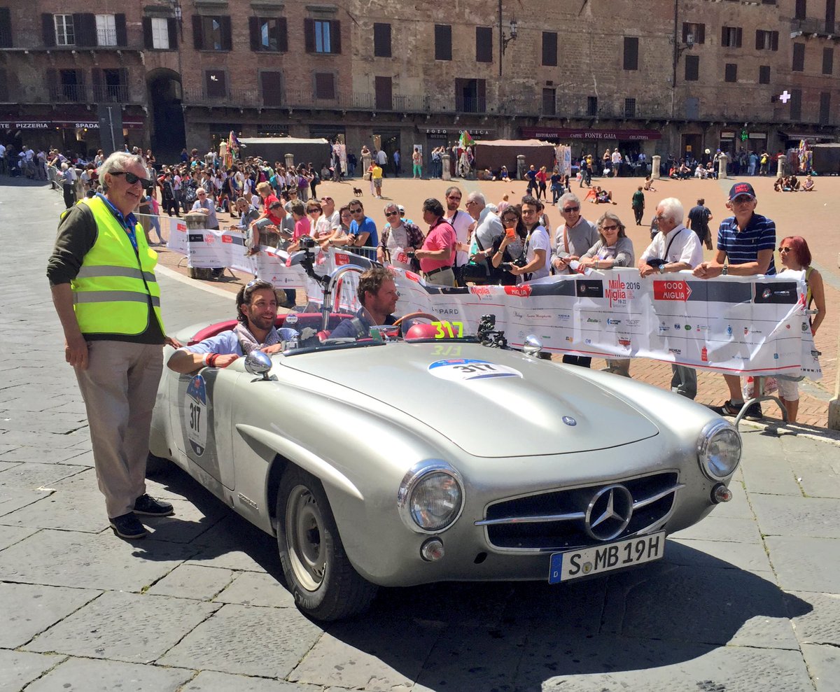It's the first time for a 190 SL to participate in the renewed #MilleMiglia. Welcome to Siena! #MBmille