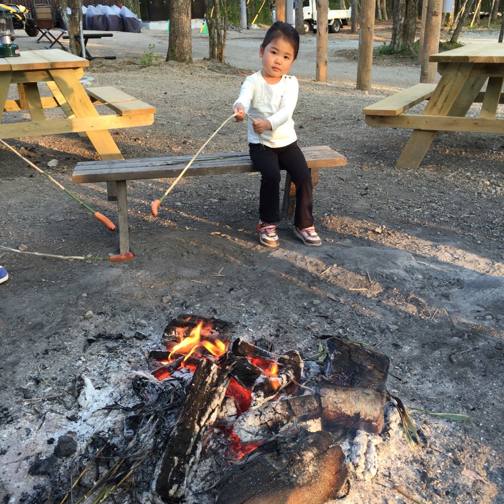 tokitoki_i's tweet photo. キャンプ場にて。ウィンナーをクマザサに刺して食べる!これ、フィンランドの食べ方なんだってー!旨っ!!
#コッコ・マッカラ
#risingfield https://t.co/AuLq4ddVX0