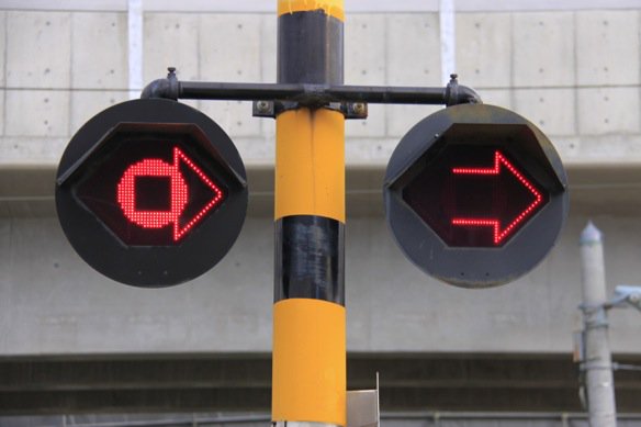 uzaki_227 踏切警報灯の矢印表示が面白そうに見えます。近年、全国の