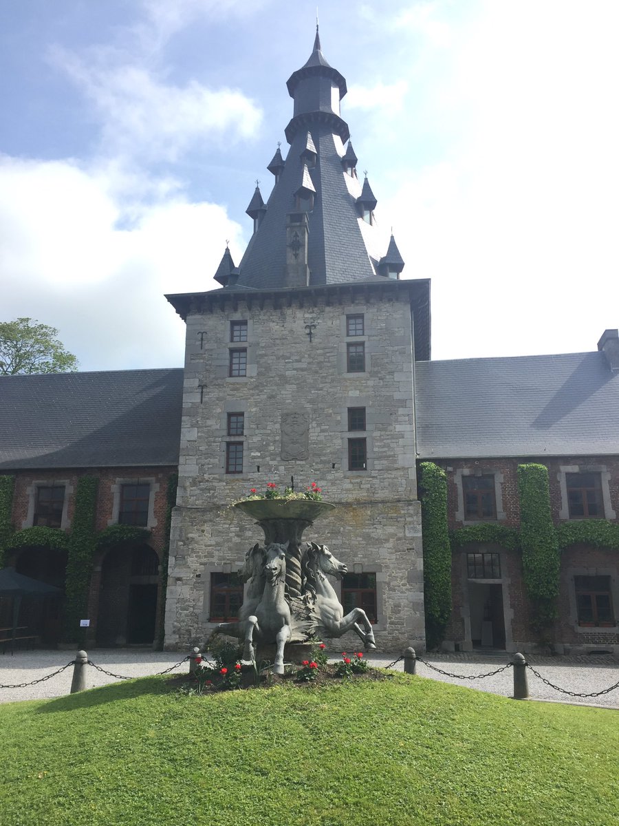 AliceVMeerbeeck's tweet photo. Never too early for a sunny wine tasting at Chateau de Bioul🍷☀️ #Wijnronde #belgianwines #wallonie https://t.co/akv848OG3W