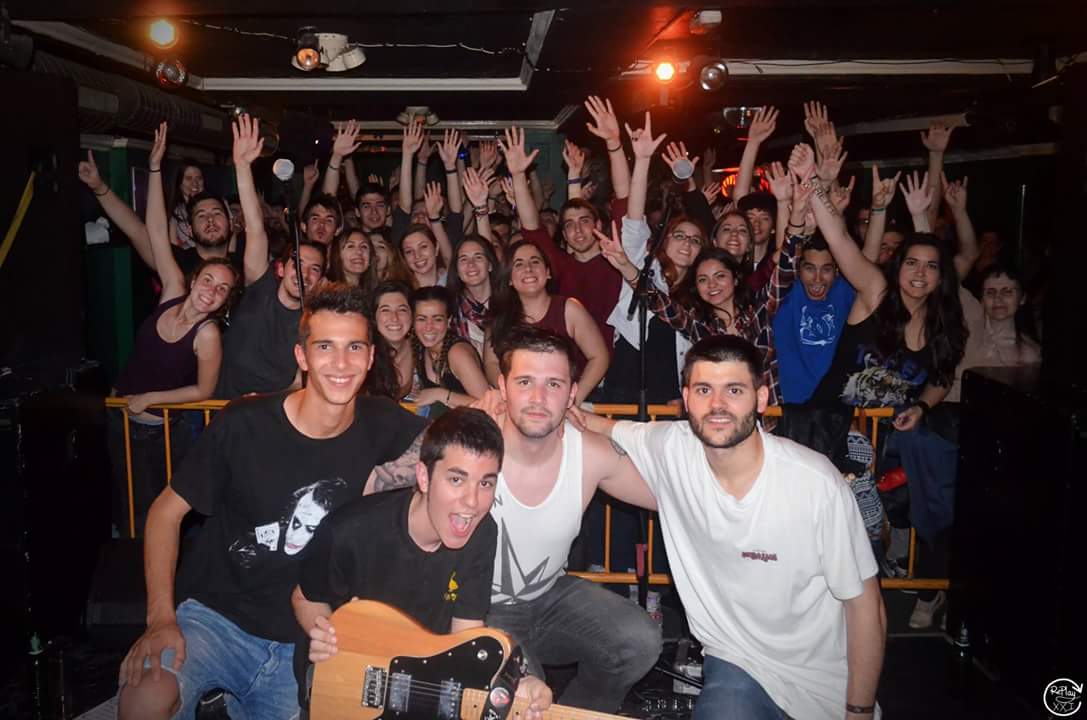 aretherock's tweet photo. Gracias a todos por lo de anoche! Mejor despedida imposible! Foto de nuestras amigas de @replayXXI https://t.co/LAoldPHARr