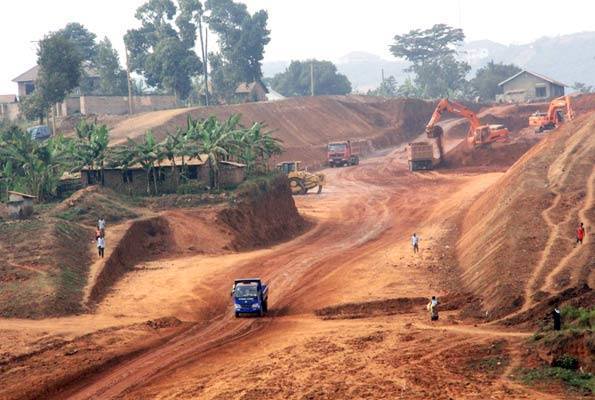AbetterUganda_'s tweet photo. @UNRA_UG's @ED_UNRA rejected Min Eng John's directive 2 let aChinese Co tarmac Kibuye-Busega express -inflated costs https://t.co/83BgPDOKV8