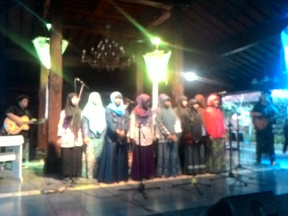 RumahTembi's tweet photo. Dibuka oleh Komunitas Music for Everyone. Yang menyajikan karya2 adik2 SMP. #FMT2016 https://t.co/EXtW4HMyXy