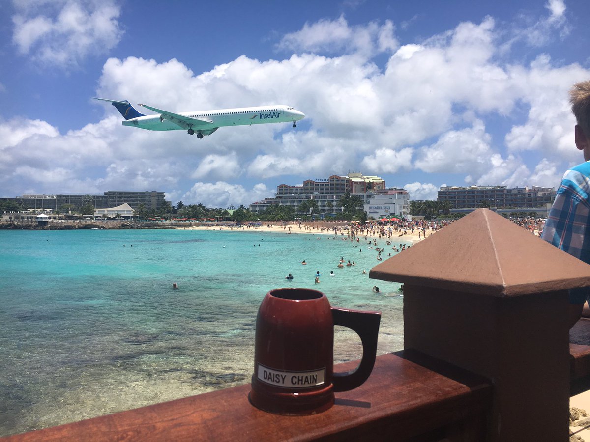 Daisychainsmug1's tweet photo. Airport beach. #Sintmaarten https://t.co/4oJsiXw9is