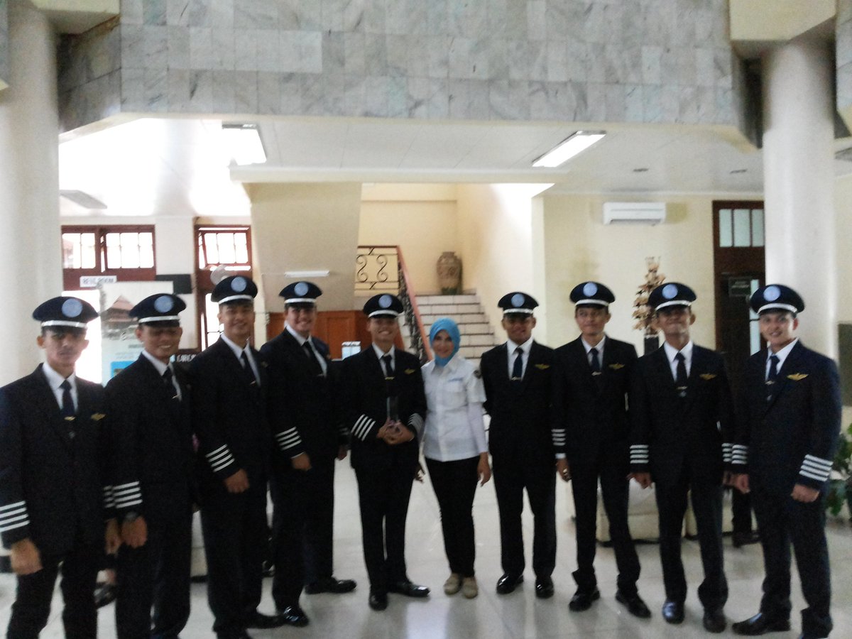 PilotDPST's tweet image. Jajaran wisudawan Dirgantara Pilot School