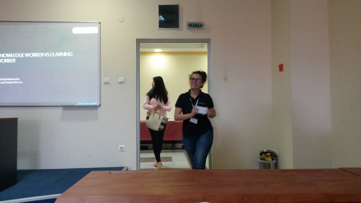Proki_Alek's tweet photo. Pred pocetok normalno predavacot gi slika ucesnicite #yellowtrack #mkcodecamp16 https://t.co/fqRpuQtTzP