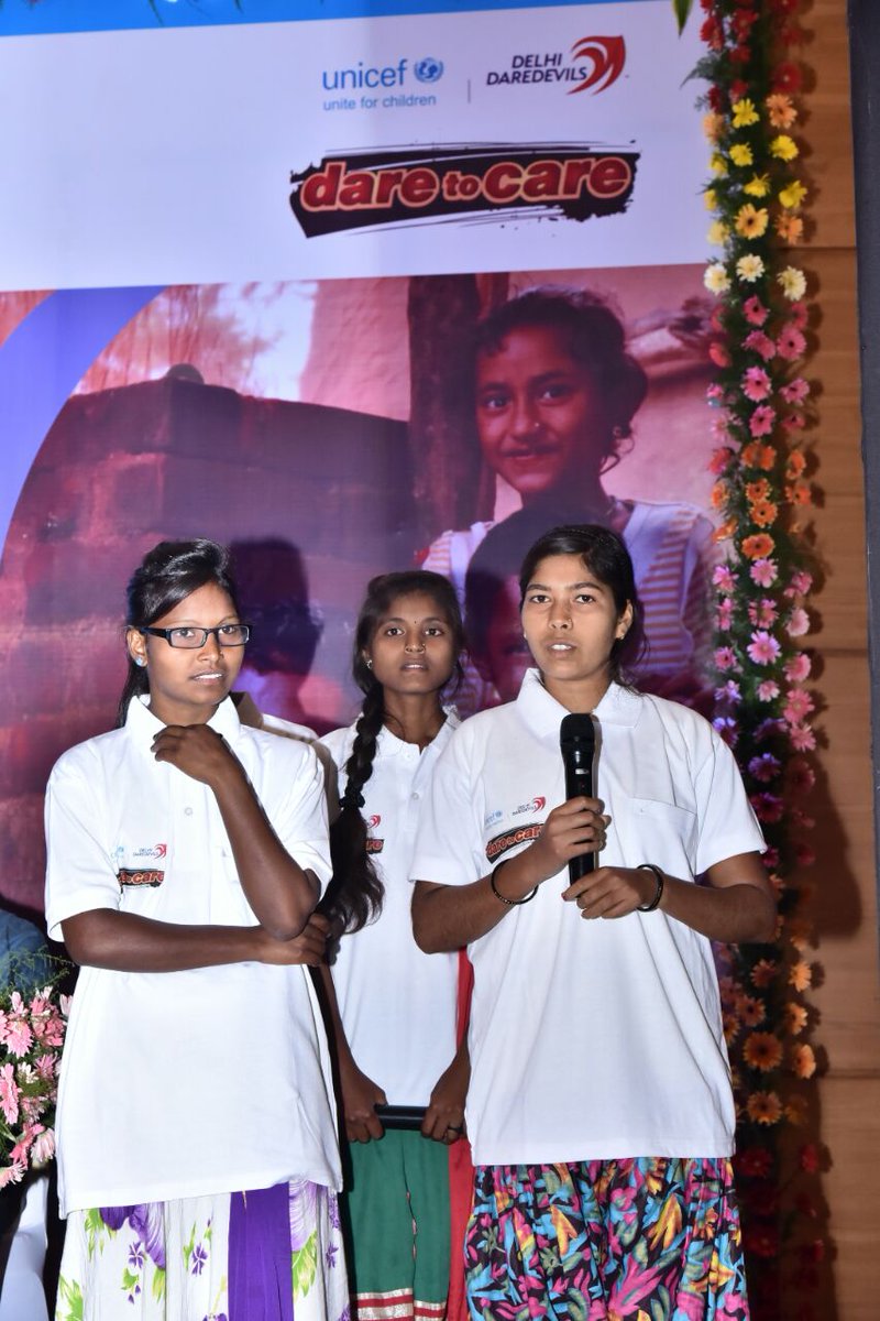UNICEFIndia's tweet image. Members of @TeamSwachh from #Chattisgarh share their #ToiletsForProgress stories with members of @DelhiDaredevils!