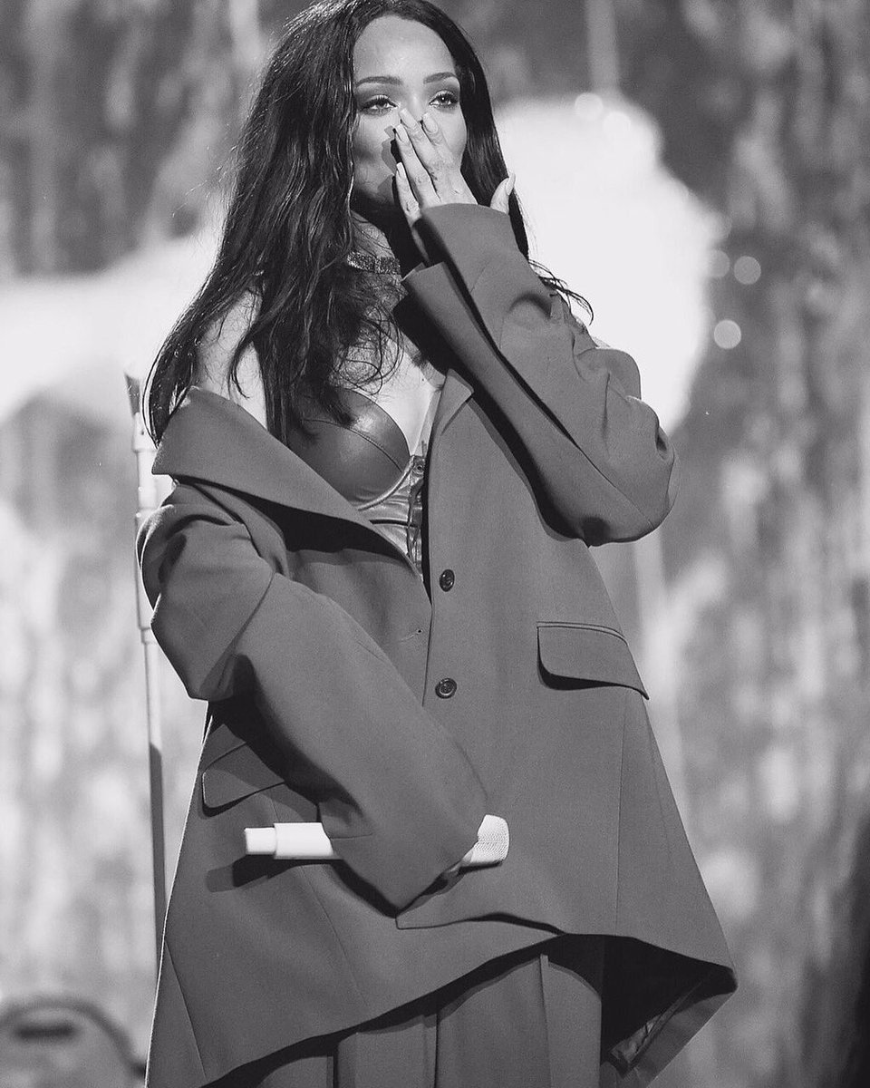 RihannaDiva's tweet photo. RT to VOTE for @rihanna #BBMAs https://t.co/VwPQjU1t5K