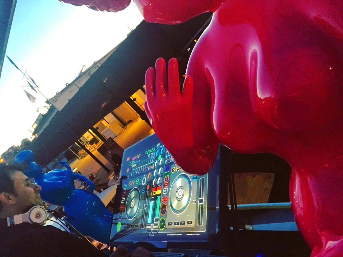 VirtualDJstar's tweet photo. Encore une soirée "hot" en couleur #FestivalDeCannesPeople #Fif2016 #cannes #festivaldecannes #fif #yachtparty #dj https://t.co/p55MKqinoX