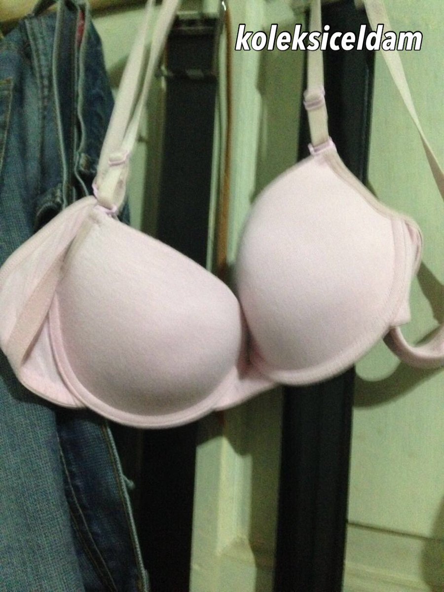 Rejeki ga kemana, barusan dapet ditas sekarang dibalik pintu, senangnya berkunjung kekosan temen tuh seperti ini