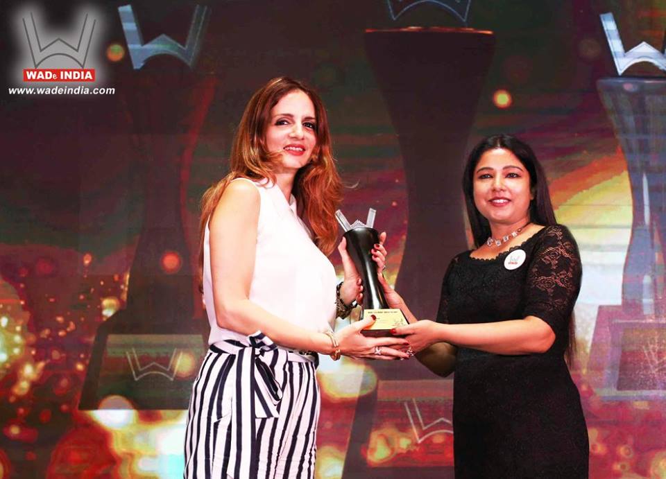 wadeasiaevent's tweet photo. #WADeRoleModel Sussanne Khan, #WADeIndiaAward prsntd by Vertica Dvivedi, Founder @FWADeIndia @imVertica https://t.co/6rwIp7Jga7