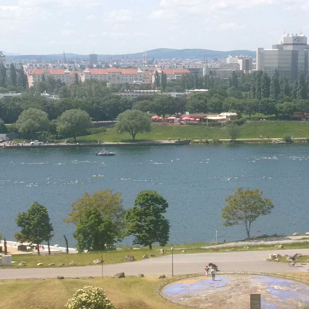 birgit_kra's tweet photo. #viennatriathlon #totalerkoerpereinsatz #fighten #swimmen #neuedonau #copabeach #onederful #kampfgeist https://t.co/daNLzcBqm0