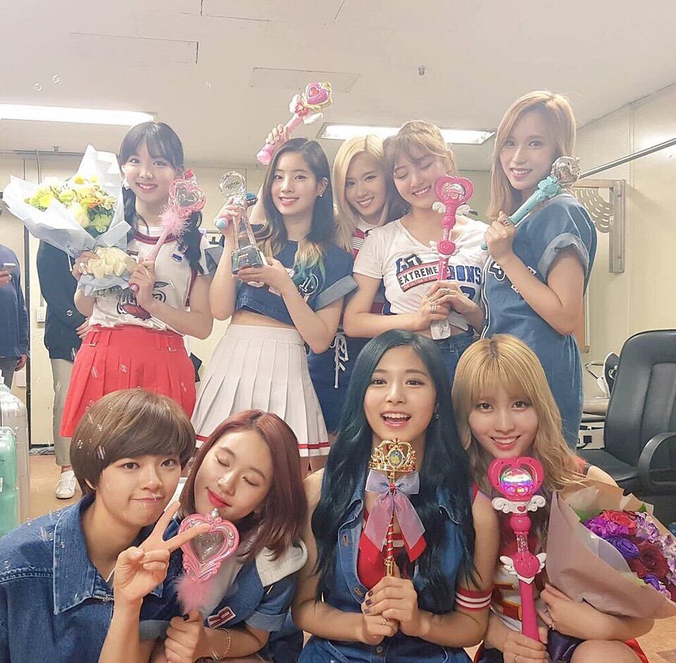twice_12_01_10's tweet photo. タグします💗

#TWICE
#サナ
#ツウィ
#ナヨン
#モモ
#TWICEに会いたい人 https://t.co/xvJQGezey6