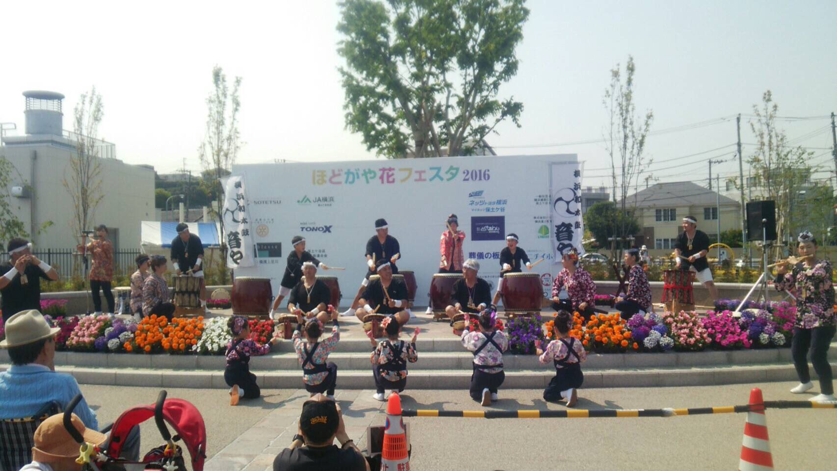 横浜和太鼓音や 本日 保土ヶ谷花フェスタに参加させていただきました 綺麗なお花に囲まれ 楽しく演奏する事が出来ました T Co 2jdkxlqrma Twitter