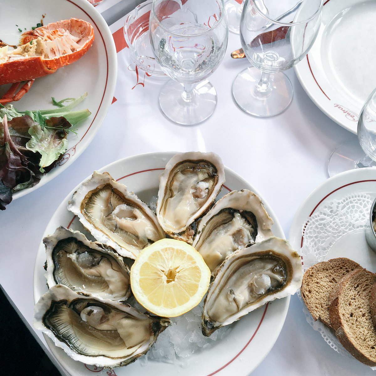 ASOS_Alice's tweet photo. Déjeuner à Deauville 😋 @Lancel #explorerbylancel #lancelescapade https://t.co/LoOyP8fIMp